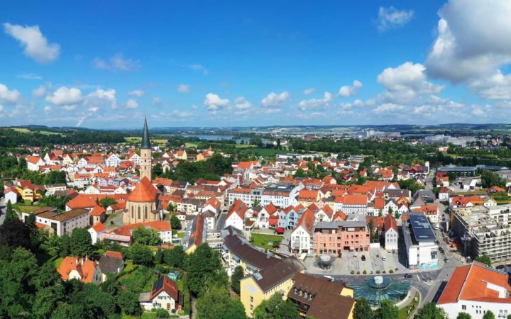Blick auf die Stadt Dingolfing, Schülerbeförderung